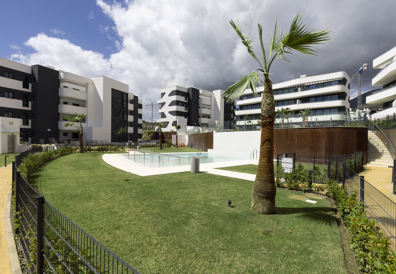 Apartment in Fuengirola - Luxury Apartment with Garden in Higueron