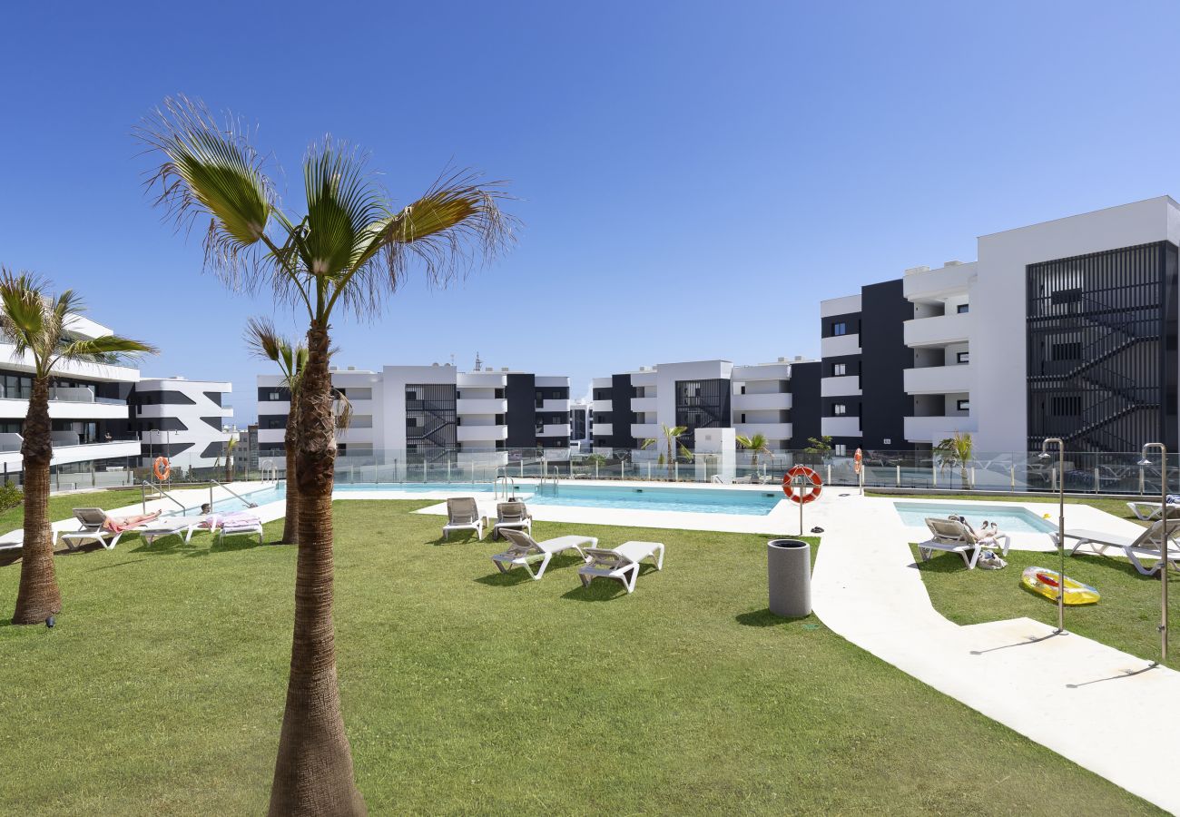 Apartment in Fuengirola - Modern Luxury Suite with Terrace in Higueron