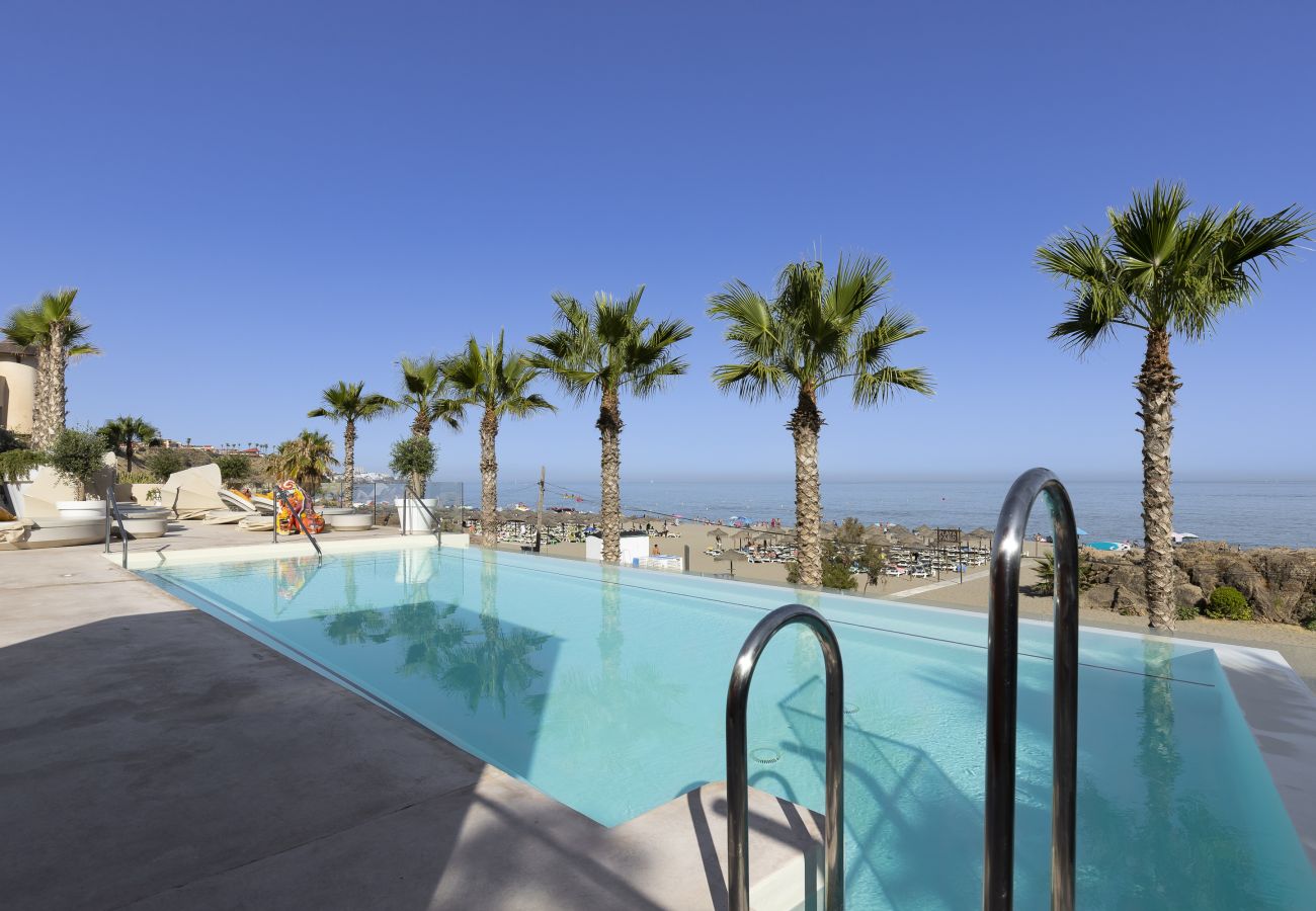 Apartment in Fuengirola - Elegant Luxury Suite with Terrace in Higueron